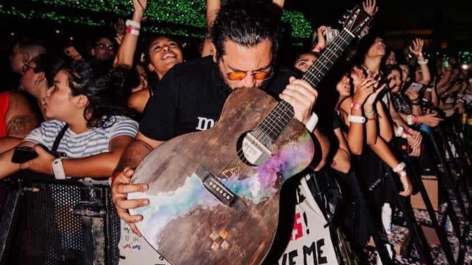 Fã de Jundiaí ganha violão do Chris Martin