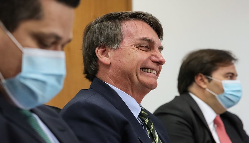 Foto do presidente Jair Bolsonaro com integrantes do Senado