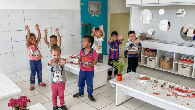 Jundiaí: crianças de EMEB fazem tinta de legumes para macarrão