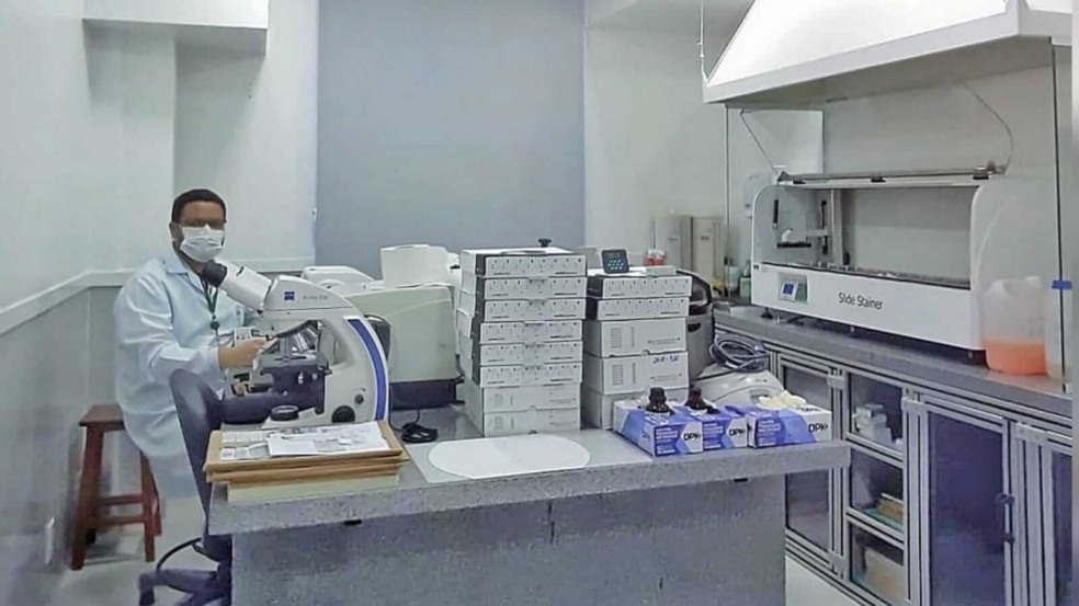 Pesquisador em sala de estudos da Faculdade de Medicina de Jundiaí