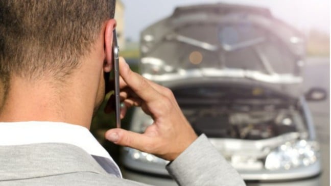 Carro quebrado em rodovia