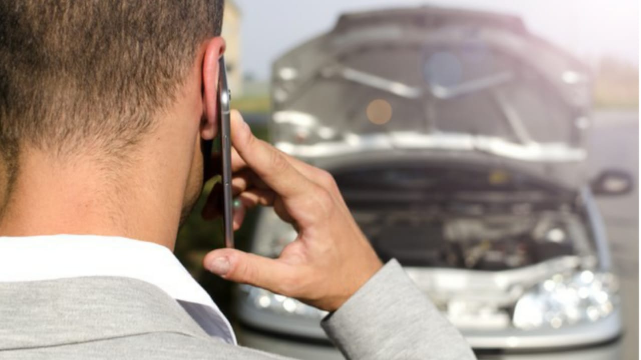 Carro quebrado em rodovia