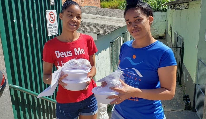 Foto de mulheres com marmitas