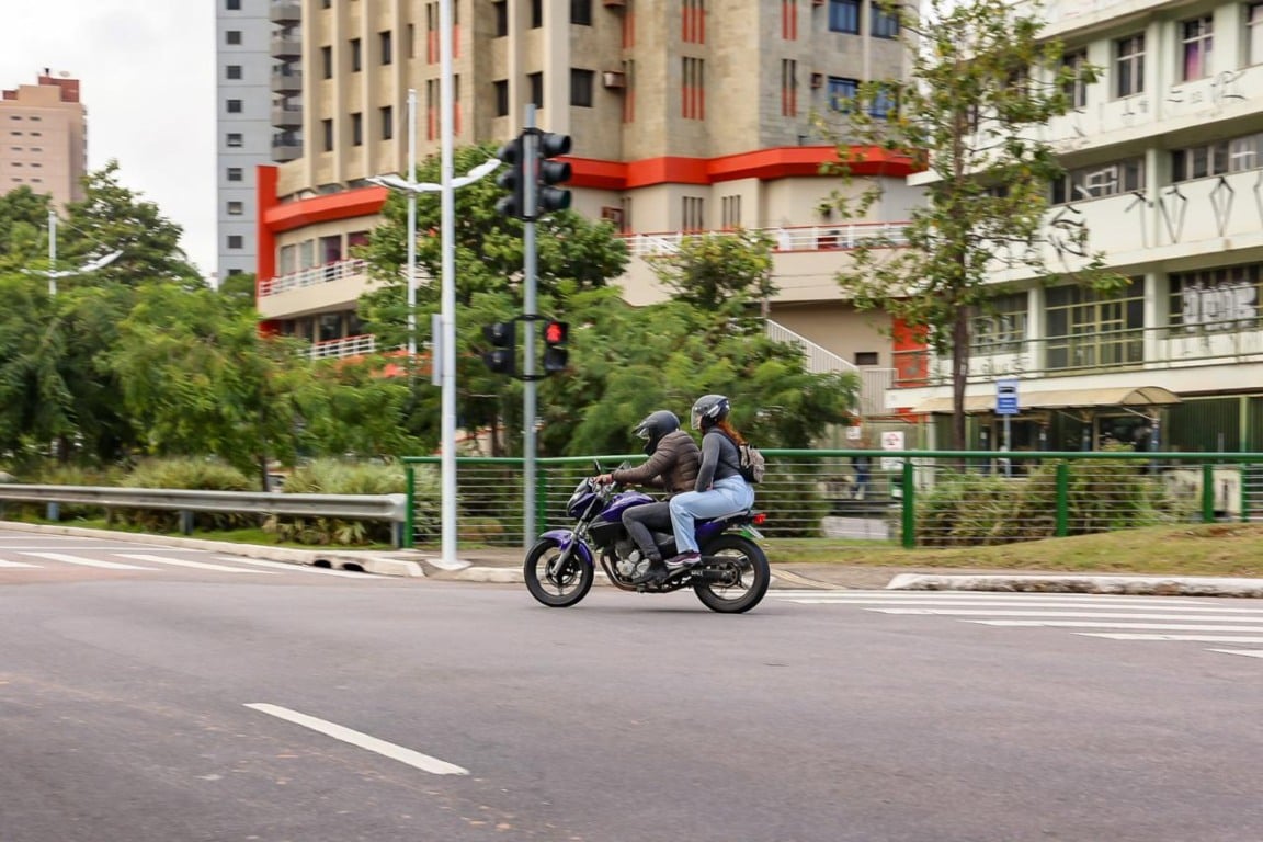 Casal em moto em rodovia de Jundiaí