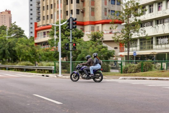 Casal em moto em rodovia de Jundiaí