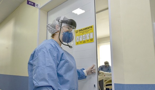 Foto de enfermeiro equipado