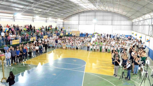 Plateia na abertura dos jogos escolares em Várzea Paulista.