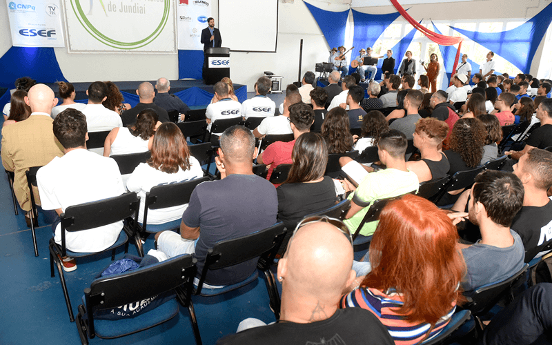 Prefeito ao fundo fala aos presentes, na abertura do 14º Congresso da Esef.