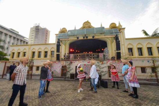 Primeira atração dos Festejos foi uma quadrilha animada com o pessoal da Lijunes