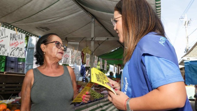 Agente de saúde em ação na feira da Vila Hortolândia.