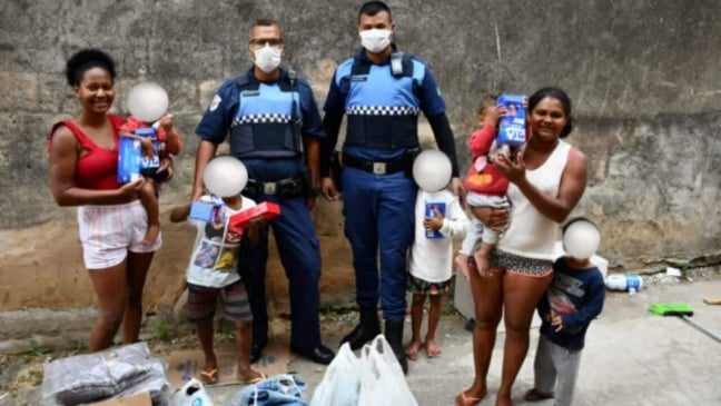 GM de Jundiaí doa roupas de frio para famílias