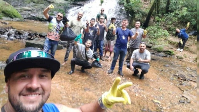 Grupo reunido para retirar o lixo da Serra do Japi