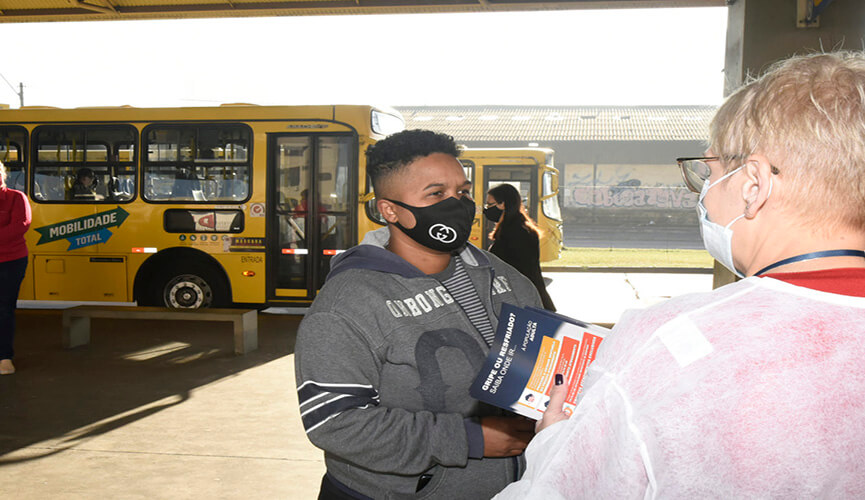 Técnicos da saúde fazem ação de concientização contra Covid-19 nos terminais de Jundiaí. (Foto: Divulgação/PMJ)
