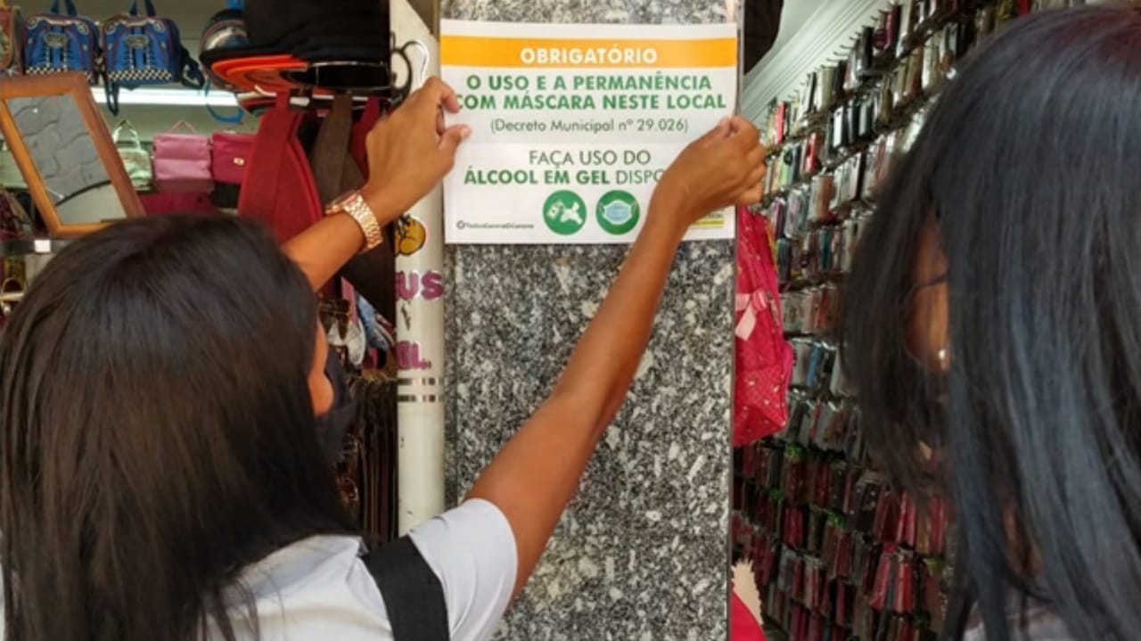 ACE Jundiaí distribui cartazes de orientação para uso de máscaras.