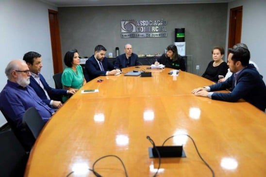 Reunião na ACE Jundiaí com representantes da Prefeitura, discutindo melhorias para empreendedores e transparência nas taxas e impostos.