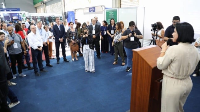 Presidente da ACE Jundiaí Leandra Maia em discurso.