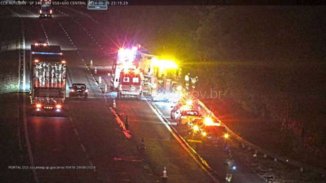 Acidente na Rodovia dos Bandeirantes em Jundiaí: veículos colididos e serviços de emergência atendendo no local à noite.