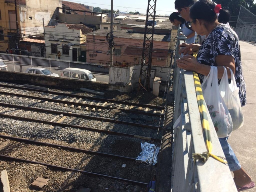 Pessoas observam corpo do jovem sobre a linha do trem próximo à estação Riachuelo, Zona Norte do Rio (Foto: Alba Valéria Mendonça/G1) Pessoas observam corpo do jovem sobre a linha do trem próximo à estação Riachuelo, Zona Norte do Rio (Foto: Alba Valéria Mendonça/G1)