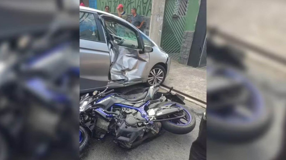 Acidente entre moto e carro em Jundiaí; veículo com lateral amassada e moto danificada. Acidente entre moto e carro em Jundiaí; veículo com lateral amassada e moto danificada.