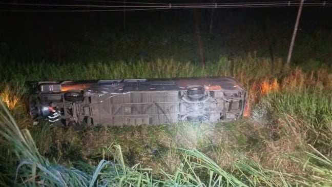 Ônibus cai em ribanceira na Dutra