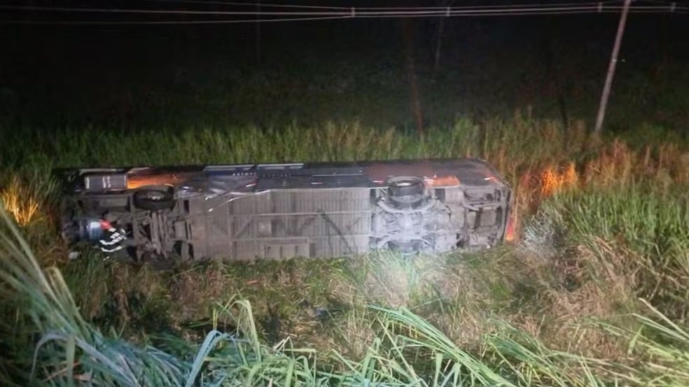 Ônibus cai em ribanceira na Dutra