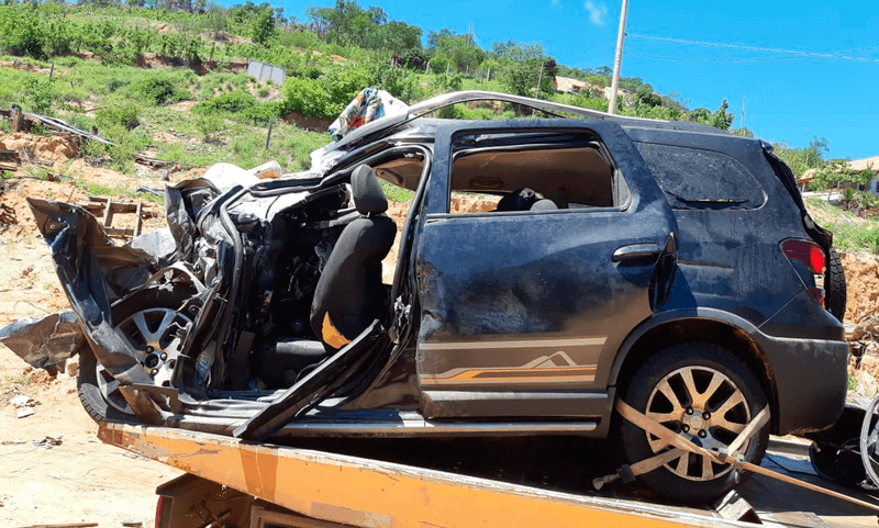 Carro destruído após acidente Carro destruído após acidente