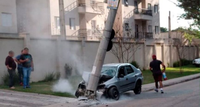 Acidente de carro na Colônia. (Foto: Divulgação)