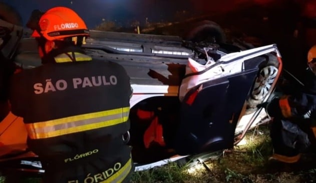 Foto de carro capotado