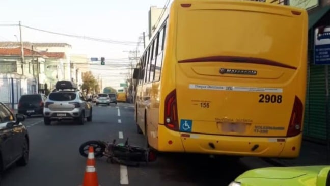 Acidente de trânsito em Jundiaí, envolvendo moto e pessoa que desceu do ônibus - que aparece na imagem.