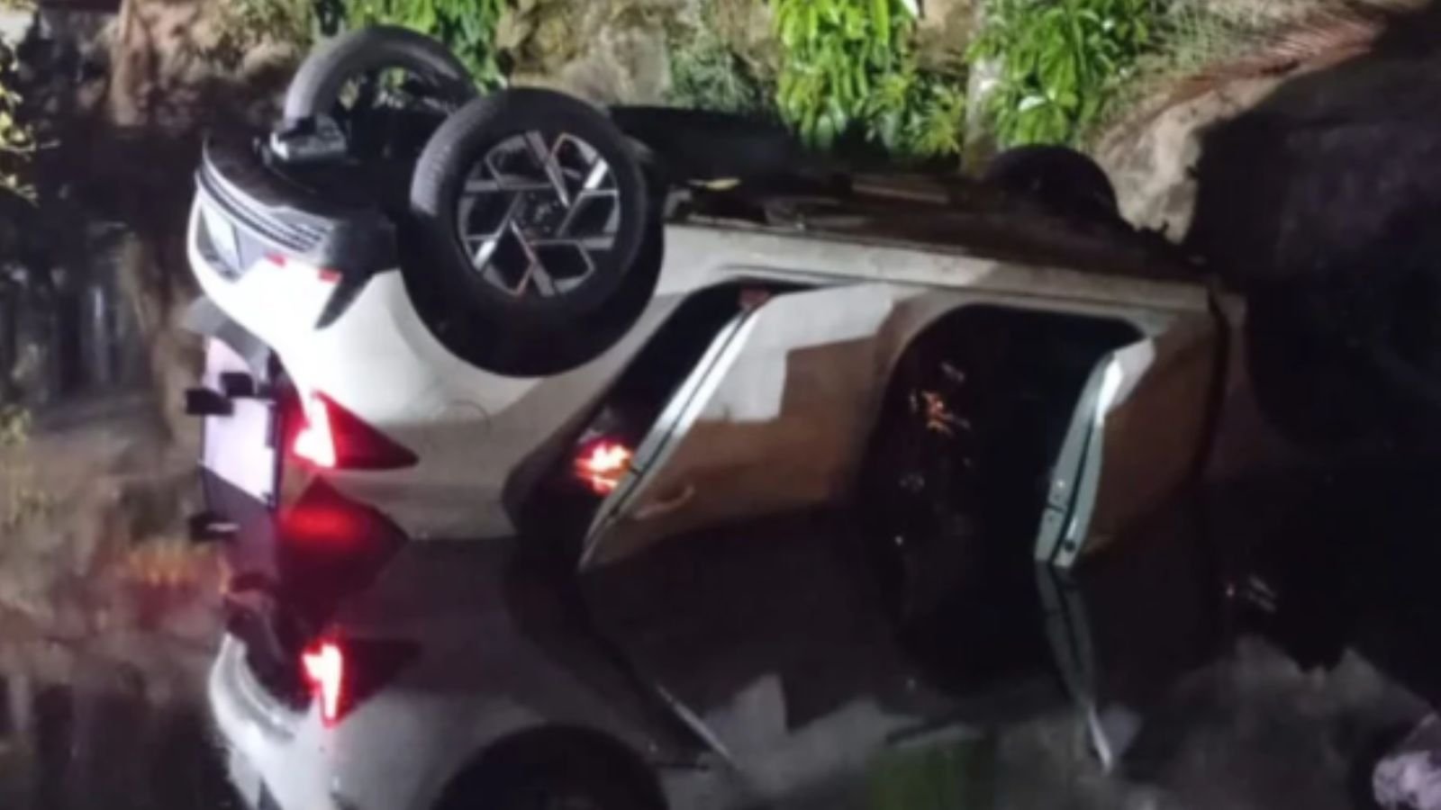 Carro HB20 branco capotado após acidente na Avenida Nove de Julho, em Jundiaí, em frente ao JundiaíShopping.