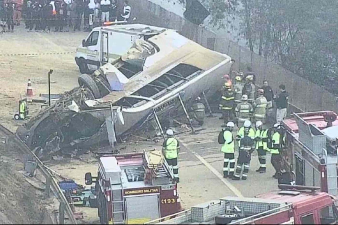 Ônibus com torcedores do Corinthians capota na Grande BH. Foto: Reprodução/redes sociais