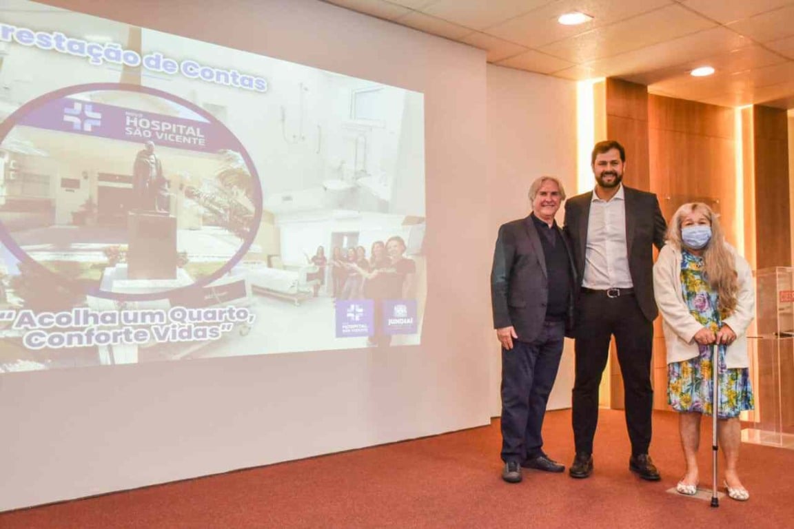 Prefeito Luiz Fernando Machado ao centro, acompanhado do CEO Paulo Kuchnier e da paciente do HSV Antonia Melo da Silva