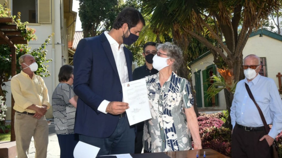 Prefeito de Jundiaí cumprimenta Helena Ghiraldi, diretora-presidente do Vicentinos