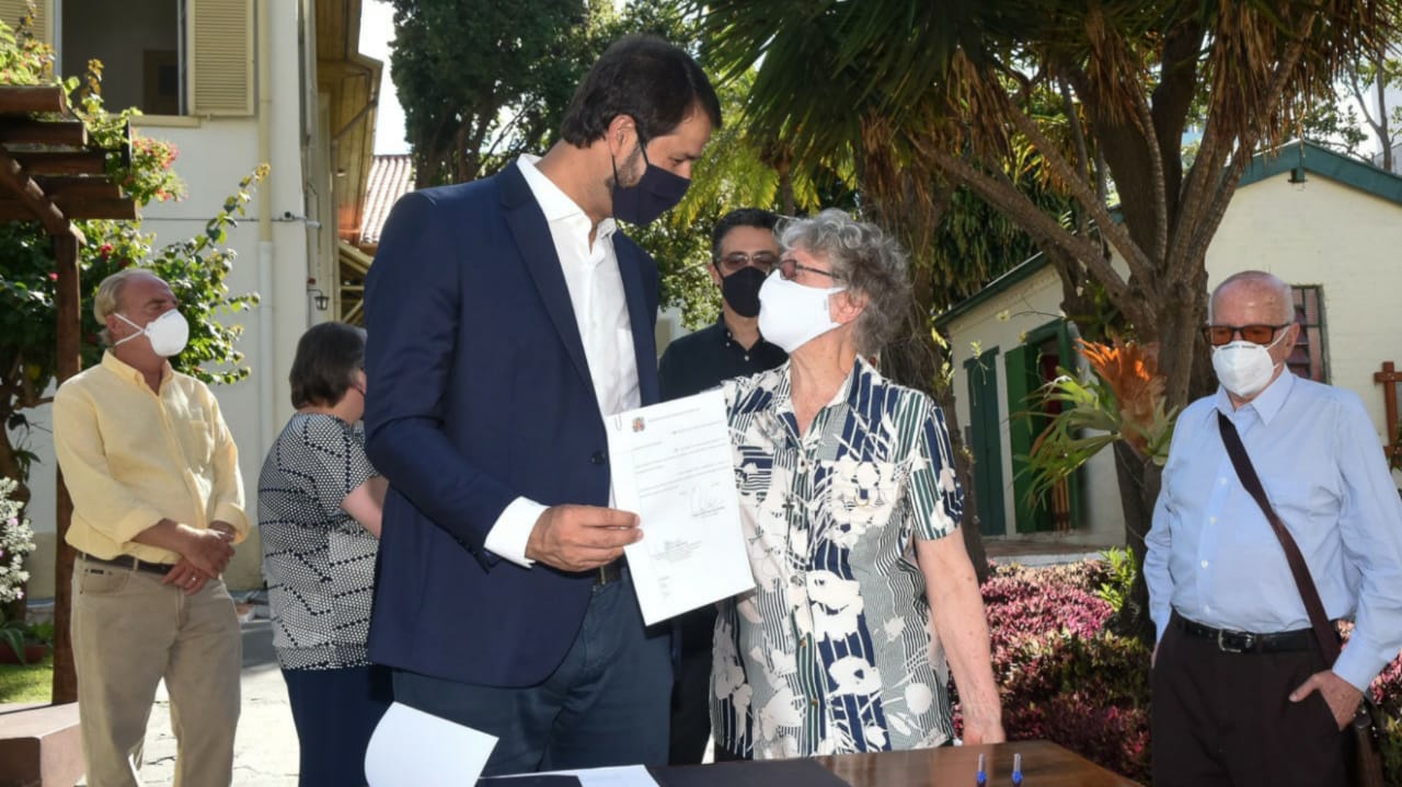 Prefeito de Jundiaí cumprimenta Helena Ghiraldi, diretora-presidente do Vicentinos