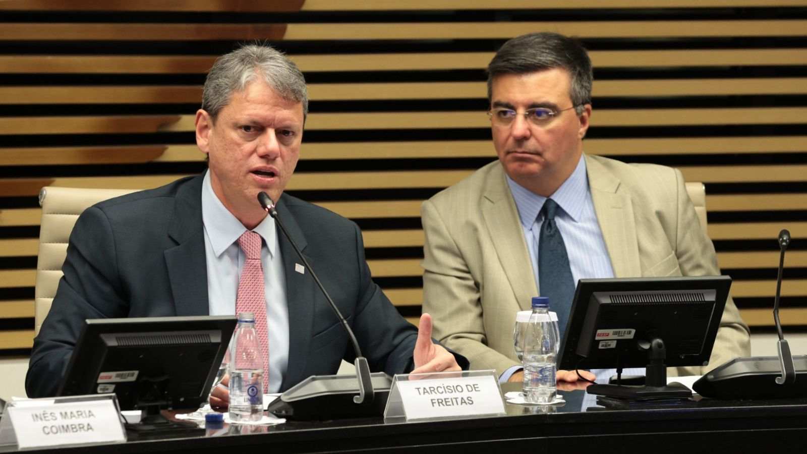 Tarcísio de Freitas fala ao microfone durante lançamento da 4ª etapa do Programa Acordo Paulista em evento no Ciesp e Fiesp.