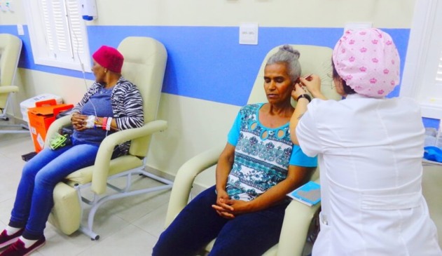 São Vicente realiza acupuntura em pacientes oncológicos para amenizar sintomas
