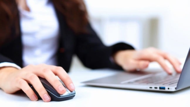 Mulher mexendo em notebook.