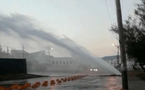 Adutora rompeu na madrugada, por volta das 3h. (Foto: Arquivo pessoal/Reprodução G1)