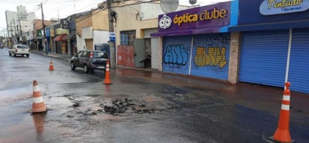 Adutora de água rompe no Centro de Jundiaí