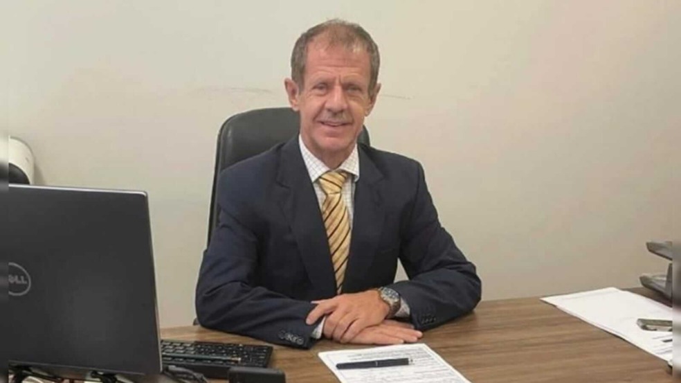 Celso Wanzo em uma mesa de escritório Celso Wanzo em uma mesa de escritório