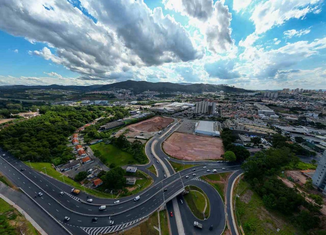 Visão aérea do complexo viário da região sul de Jundiaí
