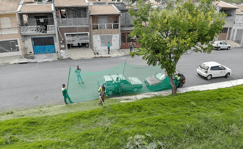 Equipes fazem roçagem de mato
