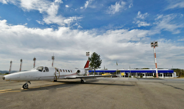 aeronave no aeroporto de Jundiaí