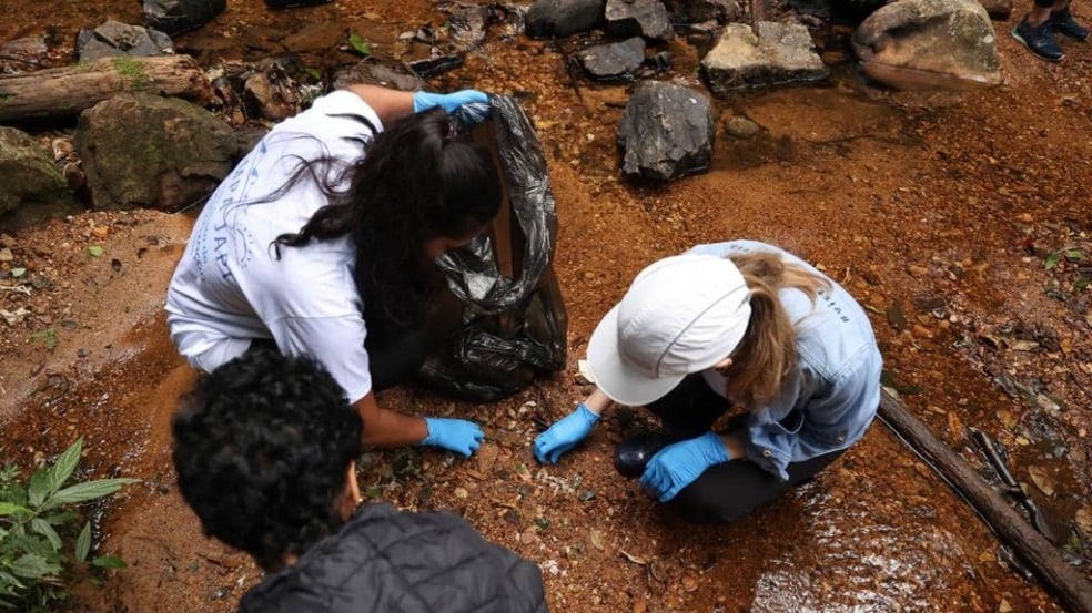 Voluntários removem lixo da Serra do Japi