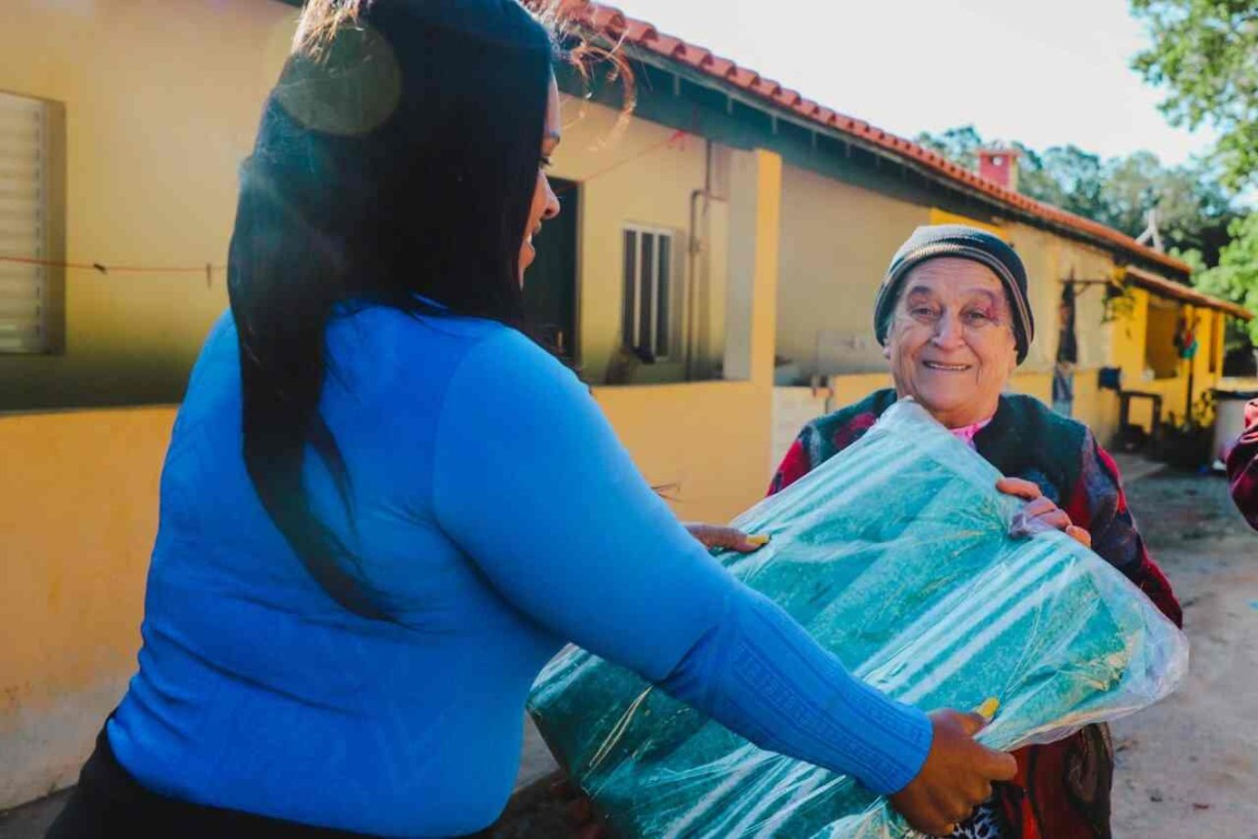 entrega de agasalhos e cobertores para famílias das áreas rurais de Itupeva