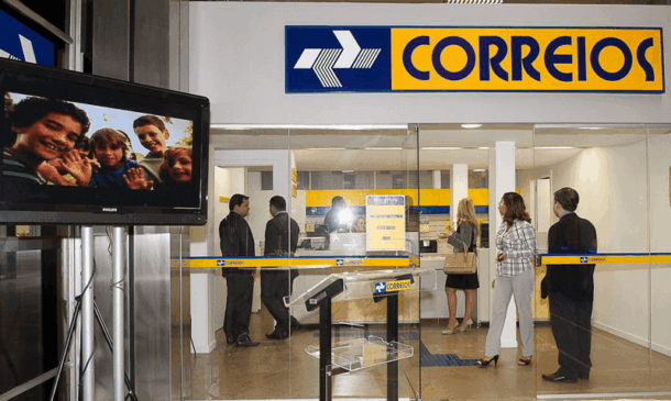 Agência dos Correios aberta, ilustrando a temática de concursos dos Correios.