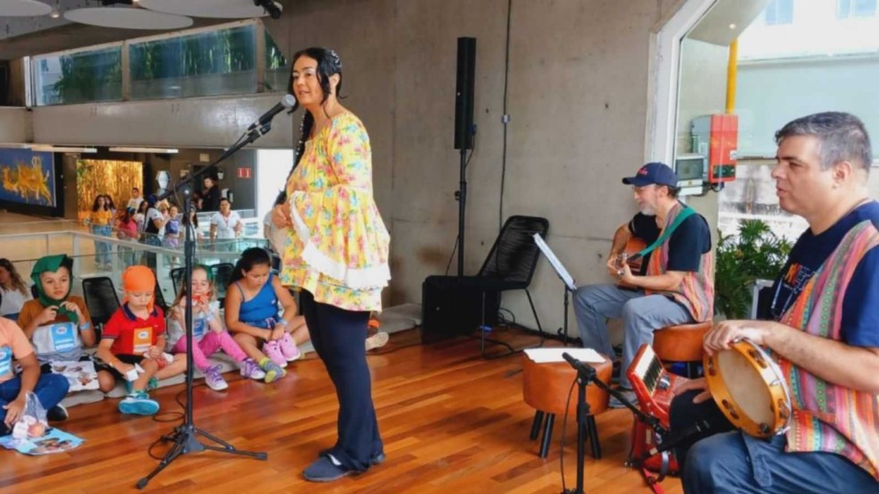 “Musicriando: Canta e Conta”, com Edí Holanda.