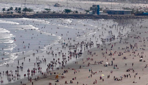 Aglomeração em praia do Litoral Paulista. (Foto: Matheus Tagé/Jornal A Tribuna)