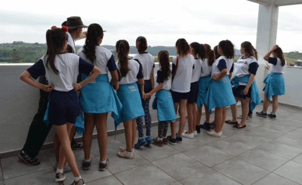 Crianças atentas durante visita à estação de tratamento