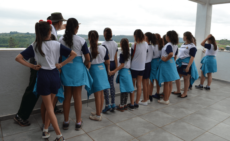 Crianças atentas durante visita à estação de tratamento